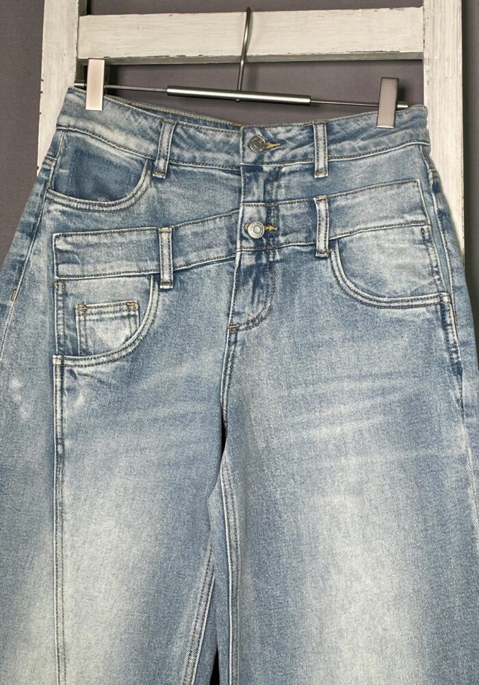 Wide Leg Jeans mit Vokuhila Saum und Doppelknopf