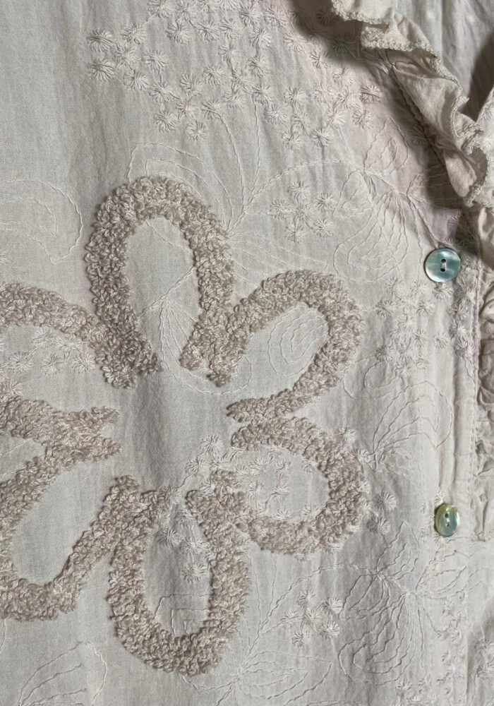 Bluse mit Flokati-Blumen Stickerei