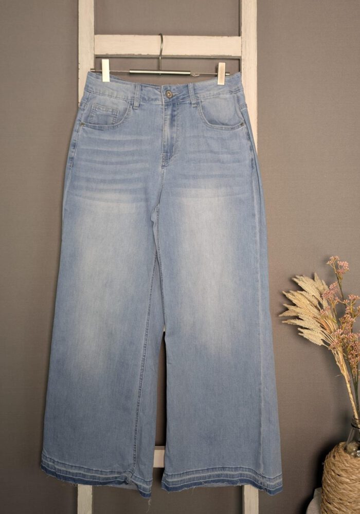 Barrel Jeans mit Fransensaum