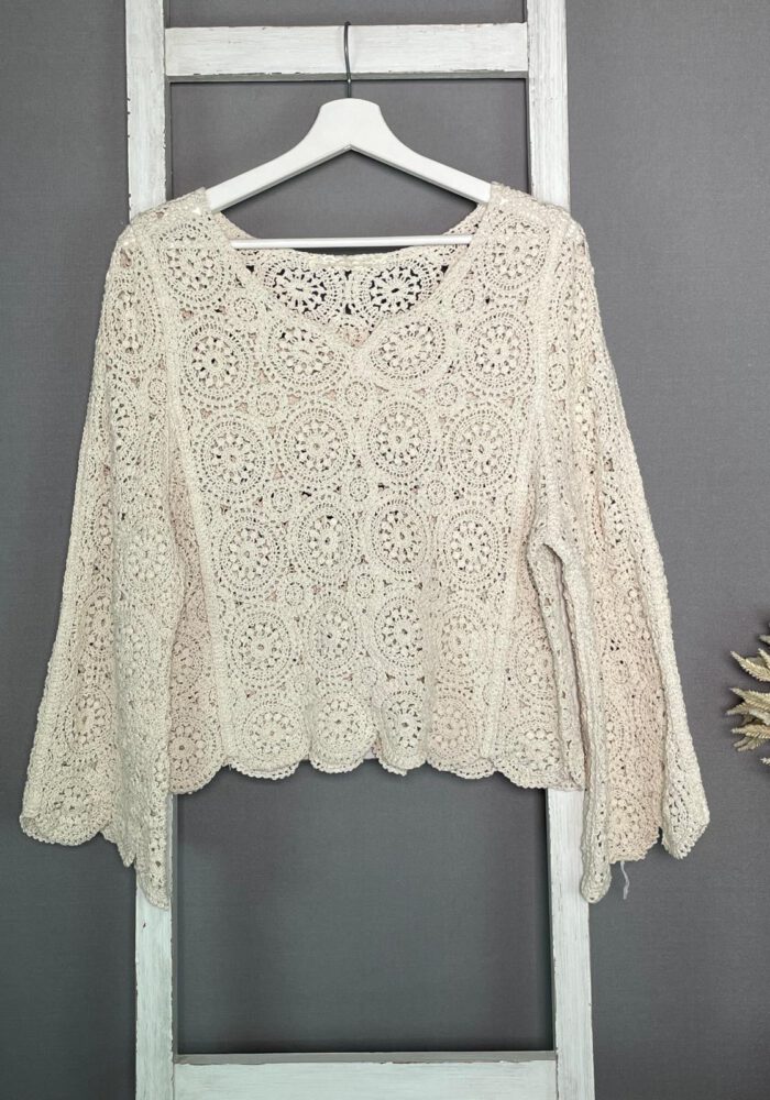 Gehäkelter Pullover mit Kelchärmel