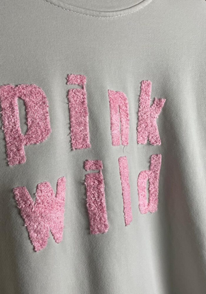 Sweater mit Flokati Schriftzug 