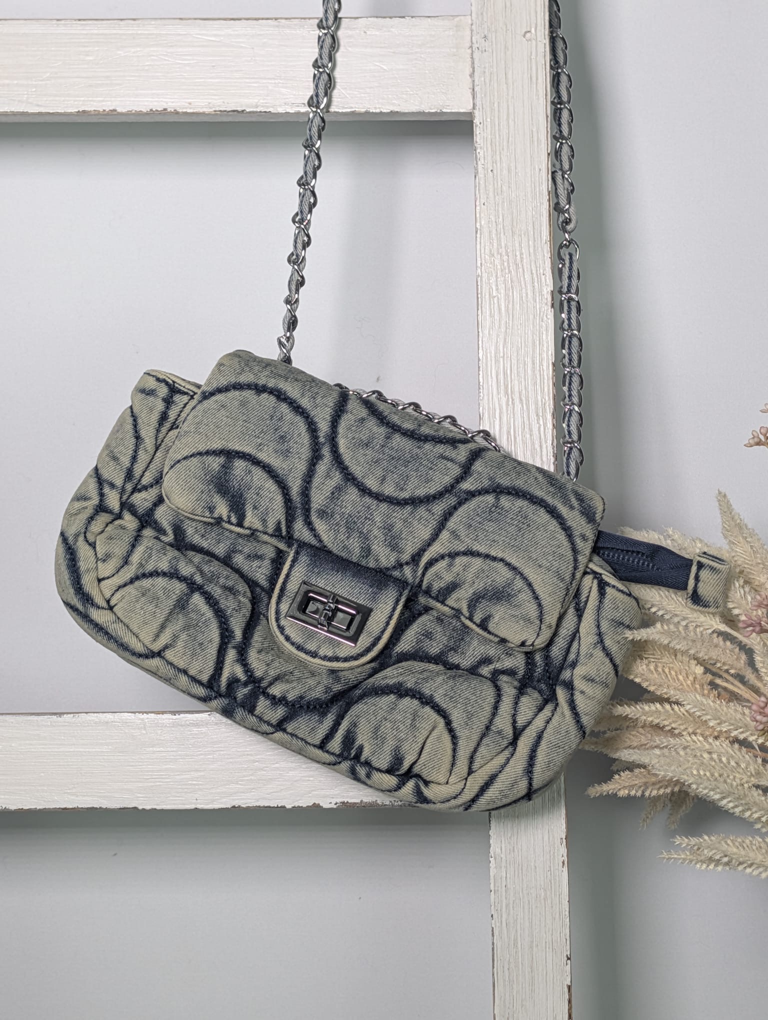 Denim Nano Bag mit Ketten-Umhängegurt
