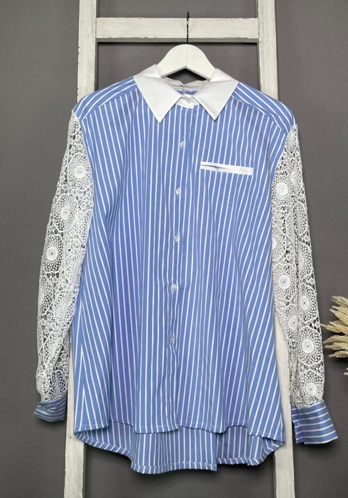 Gestreifte Hemdbluse mit Häkelärmel