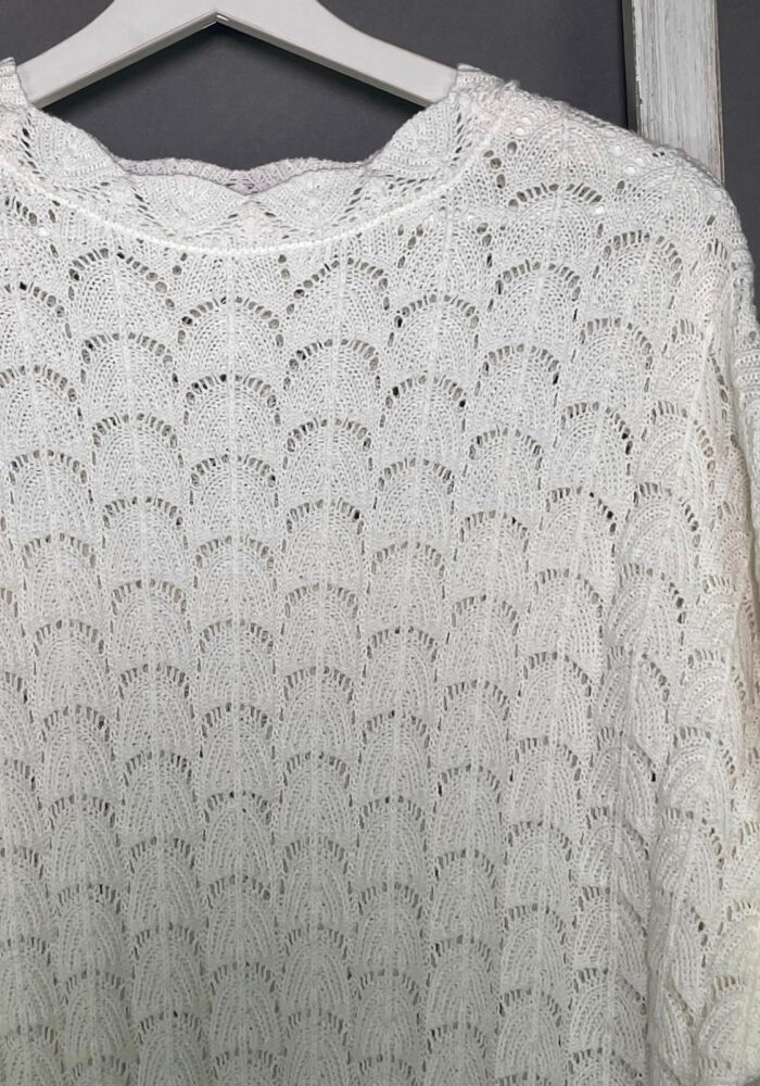 Häkelkleid mit gewellten Saum
