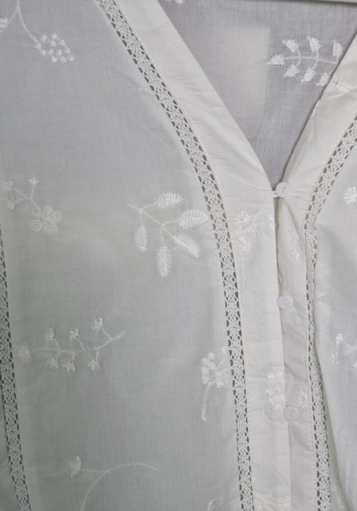Romantische Bluse mit floraler Stickerei
