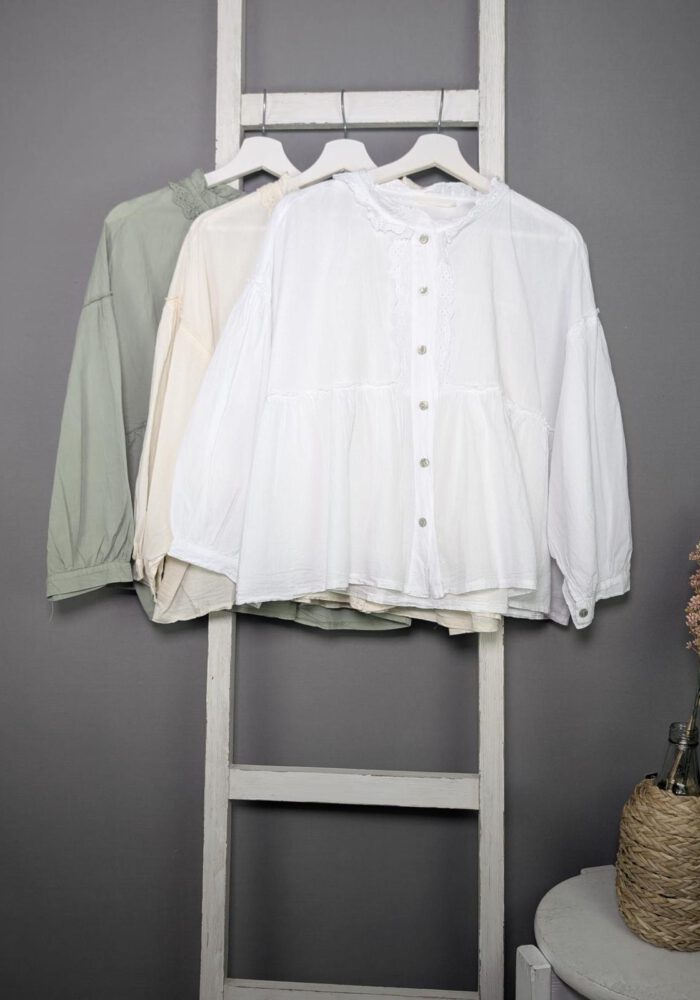 Romantische Bluse mit Häkelborde