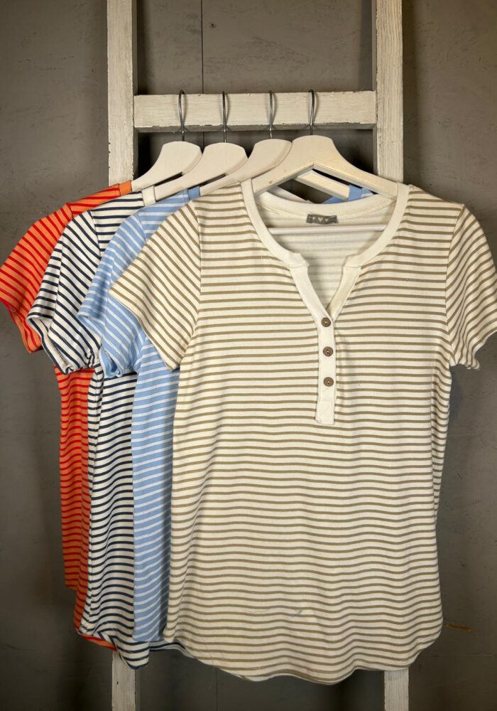 Gestreiftes T-Shirt mit Knopfleiste