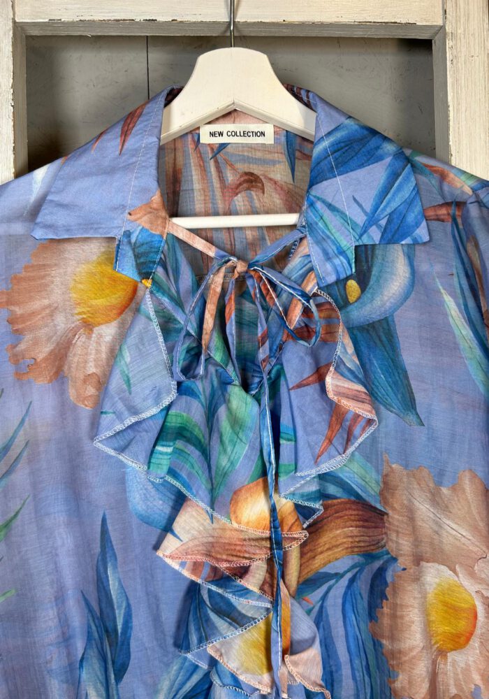 Gemusterte Rüschenbluse mit Kordel