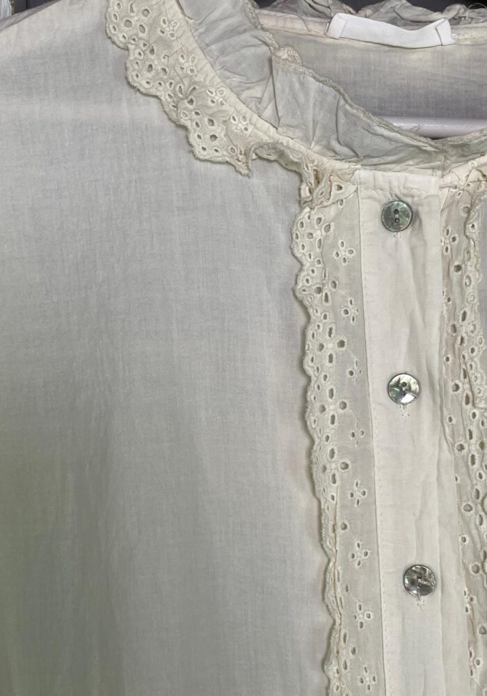 Romantische Bluse mit Häkelborde