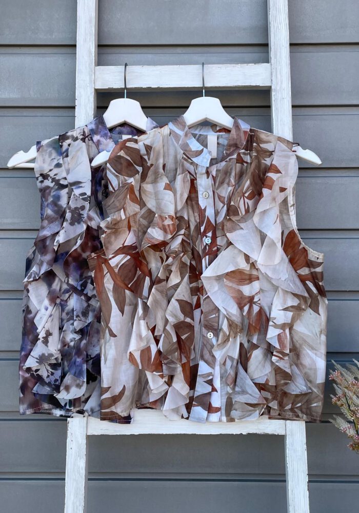 Gemusterte Ärmellose Bluse mit Rüschen