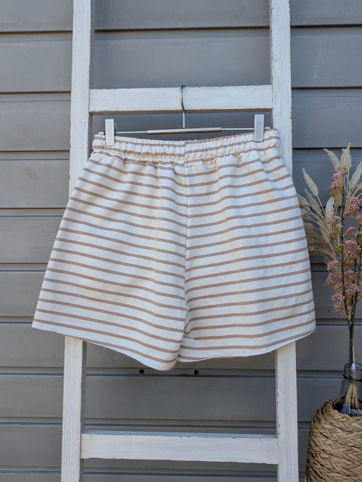 Shorts mit dünnen Streifen