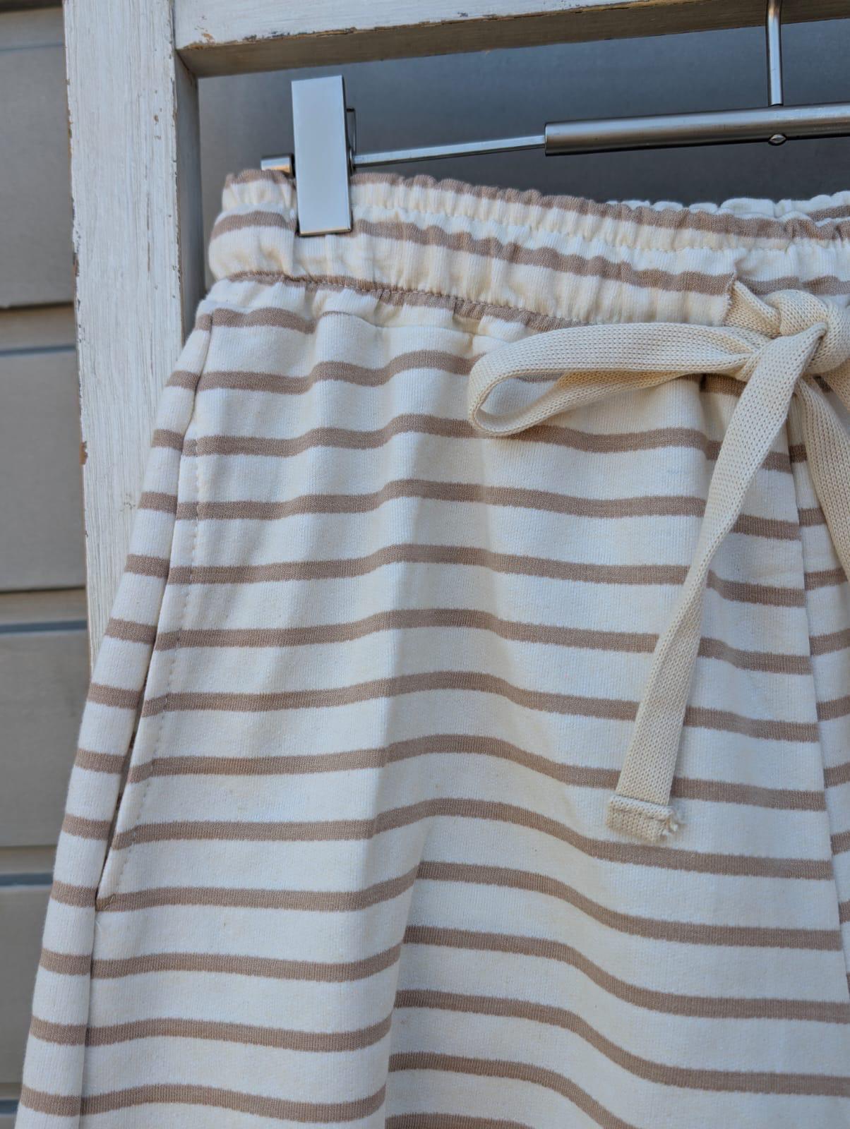 Shorts mit dünnen Streifen