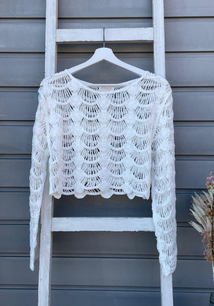 Gehäkelter Pullover mit Wellenmuster