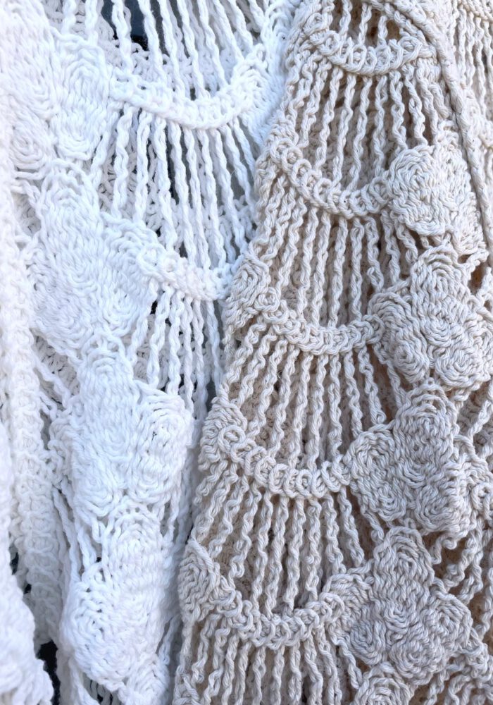 Gehäkelter Pullover mit Wellenmuster
